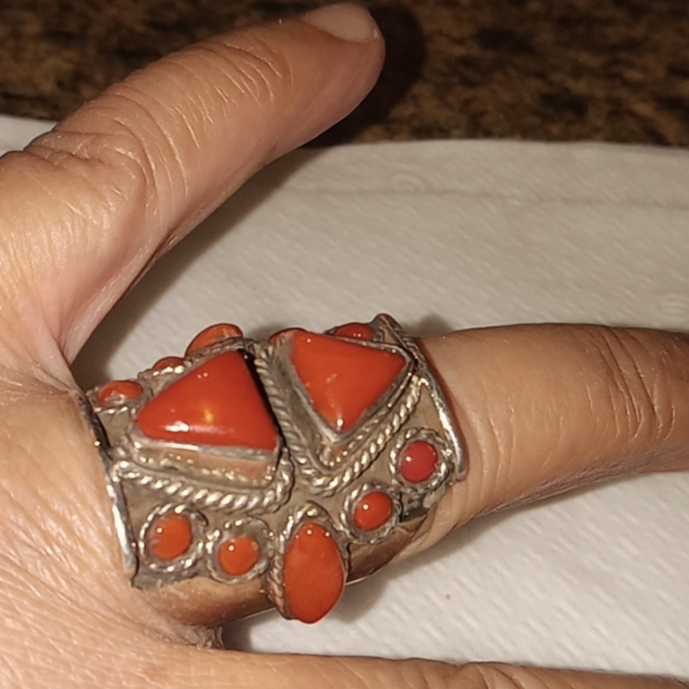 ❤STUNNING!/ RED TRIANGLE CORAL RING ❤ - Picture 3 of 9